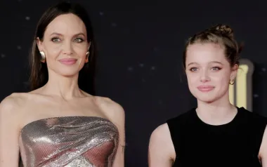 Svi će se složiti da je Shiloh Jolie-Pitt, 16-godišnja kći Angeline Jolie i Brada Pitta, naslijedila samo najbolje od svojih roditelja kada je izgled u pitanju. Ipak, ima više toga majčinog, a kada stanu jedna pored druge, sličnost je itekako vidljiva. Mlada Shiloh njihova je prva biološka kći, a godinama se odijevala kao dječak te je postala ikonom LGBTQ zajednice. A iako smo ju u posljednje vrijeme mogli vidjeti uglavnom u ženskim izdanjima, nedavno je ponovno ošišala kosu i okrenula se dječačkom stilu.
