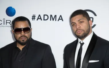 Najstariji sin američkog glumca i repera Icea Cubea, O&apos;Shea Jackson Jr., nevjerojatno sliči svom ocu i moglo bi se reći da je njegova replika. I on je glumac i reper, a u svom je glumačkom debiju portretirao svog oca u biografskom filmu &quot;Straight Outta Compton&quot; iz 2015. godine. Ovaj se 32-godišnjak pojavio i u brojnim drugim filmovima, a izbacio je i nekoliko singlova.
