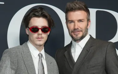 Cruz Beckham, 18-godišnji sin slavnog para Davida i Victorije Beckham, neodoljivo podsjeća na svog slavnog tatu u mlađim danima, kada je tek započinjao svoju nogometnu karijeru. I ostala djeca, Brooklyn, Romeo i Harper, također sliče svojim roditeljima, no mladi Cruz prava je preslika slavnog nogometaša. Inače, Cruz je krenuo majčinim stopama i gradi pjevačku karijeru, a na svom Instagramu često objavljuje fotke iz glazbenog studija.