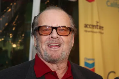 Ništa nije onako kako se čini, a to je otkrio i poznati glumac Jack Nicholson. On je čak 37 godina vjerovao da mu je njegova prava majka June zapravo sestra, a da mu je njegova baka Ethel May majka. Naime, kada je June rodila Jacka, imala je samo 19 godina i nije bila u braku, pa se pretvarala da je njegova sestra, a njezini su se majka i otac ponašali kao Nicholsonovi roditelji. Glumac je za sve ovo doznao tek 1970. godine kada je tu činjenicu otkrio jedan novinar.