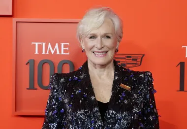 Svestrana glumica Glenn Close pojavila se u dokumentarnoj seriji &quot;Finding Your Roots&quot; i otkrila da je dalja rođakinja princeze Diane. Ona i princeza Diana su sestrične u osmom koljenu, a da sve bude zanimljivije, njih su se dvije čak i upoznale i fotografirale zajedno u ožujku 1989. godine na premijeri glumičinog filma &quot;Opasne veze&quot;, iako tada nisu znale da su u rodu.
