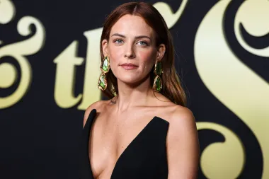Glumica poznata po ulogama u trileru &quot;Dobri doktor&quot; i crnoj komediji &quot;Zola&quot;, Riley Keough zvijezda je sama po sebi. Ipak, poznatija je po svojoj slavnoj lozi - u glumici teče krv prerano preminulog pjevača Elvisa Presleyja. Naime, glumica i redateljica rođena je u obitelji glazbenika Dannyja Keougha i pokojne kantautorice Lise Marie Presley, jedinog djeteta slavne rock zvijezde, i zapravo je Presleyjeva unuka, a da i sama ima glazbeni talent pokazala je nedavno u seriji &quot;Daisy Jones &amp; The Six&quot;.