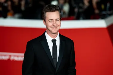 Glumac Edward Norton odrastao je slušajući priče o tome da je izravni potomak Pocahontas, kćeri poglavice Powhatana, vođe plemena američkih domorodaca, no vjerovao je da je ta priča samo &quot;obiteljska legenda&quot;. Međutim, nedavno je otkriveno da njegovi obiteljski korijeni sežu dalje nego što je vjerovao - Pocahontas iz sedamnaestog stoljeća doista je njegova prabaka u 12. koljenu.