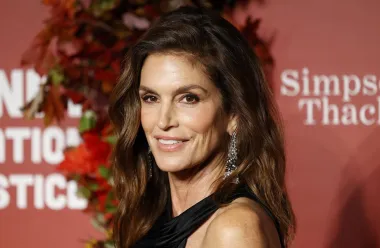 Poznati supermodel Cindy Crawford i njezina kći, također model Kaia Gerber, imaju obiteljske korijene koji sežu do poznatog američkog romanopisca Ernesta Hemingwaya. Crawford je mislila da je to samo obiteljska glasina i da nije u rodu s jednim od američkih književnih velikana, no pokazalo se da su njezina obitelj i autor popularnog romana &quot;Starac i more&quot; ipak dalji rod.