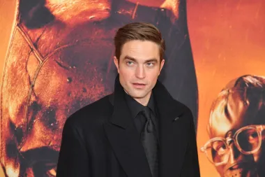 Znamo ga kao novog Batmana, ali i kao neodoljivog vampira Edwarda Cullena iz fantastičnog serijala &quot;Sumrak saga&quot;, no jesi li znala da je poznati britanski glumac Robert Pattinson zapravo u rodu s vampirom iz stvarnog života? Glumac je daleki rođak rumunjskog vladara iz petnaestog stoljeća, Vlada III., poznatog kao Vlad the Impaler, koji je bio inspiracija za najpoznatijeg vampira svih vremena, Drakulu.
