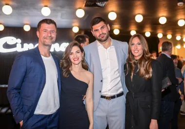RTL-ovo omiljeno sportsko lice Marko Vargek uživao je u društvu djevojke Arije Rizvić koja je oduševila jednostavnom, no vrlo elegantnom crnom haljinom na jedno rame. Družili se s našim slavnim boksačem Filipom Hrgovićem koji je stigao u pratnji zgodne supruge Marinele. 