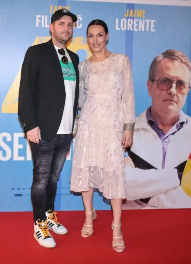 Larisa je za premijeru odjenula nježno pink haljinu sa zlatnim detaljima. Jednostavno i elegantno. 