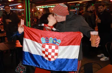 Slavlje u Liverpoolu: Članovi Let 3 ulazak u finale proslavili sa suprugama i partnericama