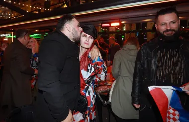 Slavlje u Liverpoolu: Članovi Let 3 ulazak u finale proslavili sa suprugama i partnericama