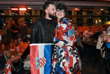 Slavlje u Liverpoolu: Članovi Let 3 ulazak u finale proslavili sa suprugama i partnericama