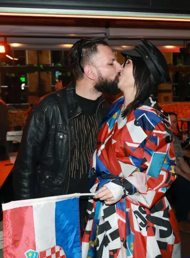 Slavlje u Liverpoolu: Članovi Let 3 ulazak u finale proslavili sa suprugama i partnericama