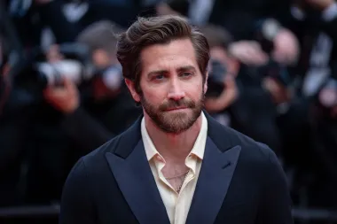 Od kose preko brade pa sve do prsiju, Jake Gyllenhaal pravo je oličenje muškosti. Slavni glumac već godinama vješto prkosi trendovima golišavih frajera i izgleda uistinu jako privlačno. 