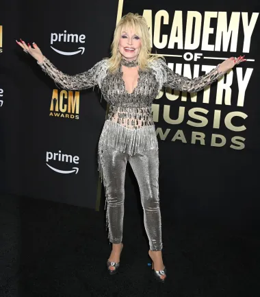 Dolly Parton i u 78. godini izgleda sjajno i poznata je po tome da voli naglasiti bujno poprsje. Ovaj put se odlučila za spoj kristala i šljokica. Možda bi bilo bolje da je umjesto srebrnih odabrala crne hlače. 
