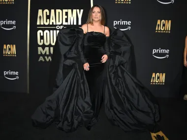 Pjevačica i bivša natjecateljica Američkog idola definitivno se odlučila za dramatičan look. Crna plišana haljina dobila je potpuno novi obllik s rukavima koji su zapravo i šlep. Haljina sama po sebi je vrlo zanimljiva, no s ovim rukavima Gabby je ostavila dojam crnog leptira, a sigurno i gledatelji koji su morali sjediti iza nje nisu bili baš sretni jer teško da su išta vidjeli od ovih golemih rukava. 