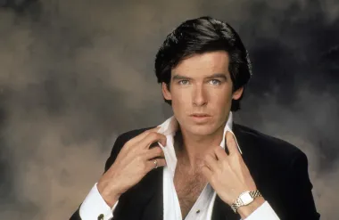 Samo nekoliko godina nakon svoje prve uloge, Pierce Brosnan prselio se u Kaliforniju gdje je dobio ulogu u krimi seriji &apos;Remington Steele&apos;. Sa svojim plavim očima i šarmantnim osmijehom, Brosnan je ubrzo postao zvijezda, a u seriji je ostao čak pet godina, od 1982. do 1987. godine. U dobi od 31 godine, glumac je prvi put upoznao svog oca Toma, kada se pojavio na setu serije &apos;Remington Steele&apos;. Bio je to prvi i posljednji put da je razgovarao sa svojim ocem. &quot;Snimao sam &apos;Remington Steele&apos; u Irskoj kada se pojavio na setu jedne nedjelje. Popili smo šalicu čaja, a nakon toga i Guiness. Zatim je sjeo na bus i nikad ga više nisam vidio.&quot;