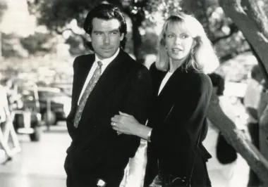 Pierce Brosnan 1980. godine oženio se glumicom Cassandrom Harris i zajedno su dobili sina Seana. Brosnan je također posvojio Cassandrinu djecu, Charlotte i Christophera, iz prethodnog braka. Nažalost, Cassandri je 1987. dijagnosticiran rak jajnika, a umrla je 1991., sa samo 43 godine. Tragično, njihova kći Charlotte umrla je od iste bolesti 2013., u dobi od 41 godine. &quot;Charlotte se borila protiv raka graciozno i ljudski, hrabro i dostojanstveno. Srca su nam teška zbog gubitka naše lijepe djevojčice&quot;, rekao je Brosnan tada za časopis People. 