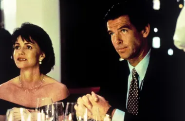 Nakon što je doživio tako razarajući gubitak supruge, Pierce Brosnan odlučio je prigrliti svoju nježniju stranu. Kad je dobio ulogu u obiteljskom filmu &apos;Tatica u suknji&apos; 1993., nije ni slutio da će film desetljećima kasnije uživati status ikone. &apos;Tatica u suknji&apos; bila je savršena prilika za Brosnana da pokaže svoje komičarske vještine, iako je u filmu imao sporednu ulogu uz velikog Robinna Williamsa i sjajnu Sally Field.