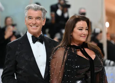 Ovih dana Pierce Brosnan mnogo vremena posvećuje zaštiti okoliša i drugim ciljevima koji su mu bliski. Već je desetljećima uvjereni zagovornik zaštite okoliša, a Zaklada za održivi stil proglasila ga je najbolje odjevenim muškarcem ekologom 2004. godine. &quot;Uvijek ima posla kada je u pitanju ekologija, a mi samo pokušavamo napraviti bolji svijet za sebe&quot;, rekao je 2021. kad je radio na dokumentarcu o kitovima. Sada, sa svojih 70 godina, Pierce Brosnan možda je potpuno sijed, ali još uvijek zrači nevejrojatnim šarmom, a zauzet je kao i uvijek. Osim što je cijenjeni glumac, Brosnan je i vješt umjetnik. Umjetnost je oduvijek bila njegovo utočište, a njegova slika Boba Dylana prodana je za 1,4 milijuna dolara na dobrotvornoj aukciji 2018. godine. &quot;Počeo sam slikati još 1987. kada je moja pokojna supruga imala rak. Slikao sam zbog boli, a sada bol ponekad dolazi do izražaja u boji&quot;, rekao je tada na aukciji, a 2021. je čak imao i izložbu svojih radova. Bez sumnje, Pierce Brosnan je prešao dug put od onog usamljenog malog dječaka u Irskoj, a još uvijek nas osvaja svojim prepoznatljivim sjajem plavih očiju i šarmantnim osmijehom. 