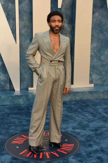 &apos;Ne&apos; klasičnom odijelu na crvenom tepihu rekao je i američki glumac Donald Glover na ovogodišnjem Vanity Fair partyju. Odjenuo je sivi kombinezon koji izgleda kao odijelo s potkraćenim sakoom, s malim prorezima sa strane, a cijeli je look upotpunio jednostavnim detaljima, poput lakiranih cipela i lančića oko vrata.