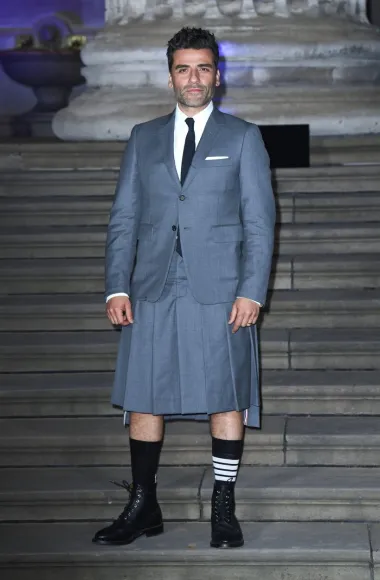 I glumac Oscar Isaac jednom se prilikom odlučio za pomalo neobičan outfit, i to kada se pojavio u londonskom British Museumu na premijeri Marvelove miniserije &apos;Moon Knight&apos;. Uz klasičnu bijelu košulju i sako, odjenuo je sivu suknju i visoke crne čarape. Je li pogriješio s ovim outfitom?