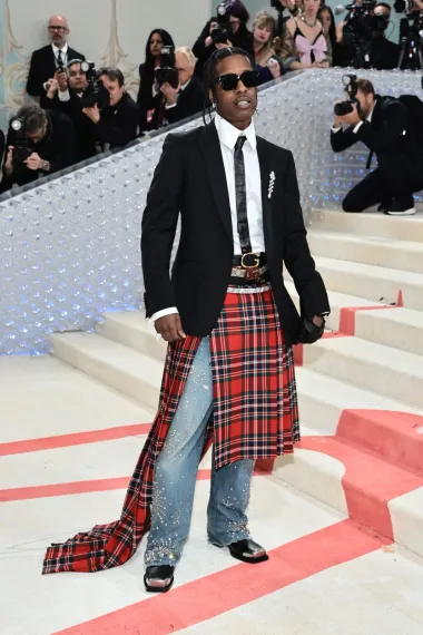 Još jedan neobičan outfit s ovogodišnje Met Gale je ovaj u kojemu je prošetao A$AP Rocky. I on je odabrao klasičnu bijelu košulju i sako, no umjesto hlača od odijela, odlučio se za traperice s detaljima kristala, preko kojih je odjenuo kariranu suknju.