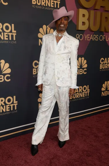 Američki glumac Billy Porter u nekoliko je navrata crvenim tepihom prošetao u pomalo neobičnim izdanjima, a ništa drugačije nije bilo ni kada se pojavio na premijeri televizijskog specijala &apos;Carol Burnett: 90 Years Of Laughter + Love&apos;. Odabrao je odijelo, ali nipošto ne ono klasično, već bijelo odijelo s neobičnim detaljima, a na glavi je imao i unikatan šešir.