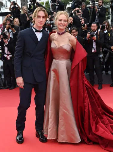 Glumica Uma Thurman na crvenom tepihu pojavila se sa 21-godišnjim sinom Levonom kojeg je dobila u braku s glumcem Ethanom Hawkeom, a za otvorenje je odabrala klasičnu Dior haljinu s crvenim plaštem. 