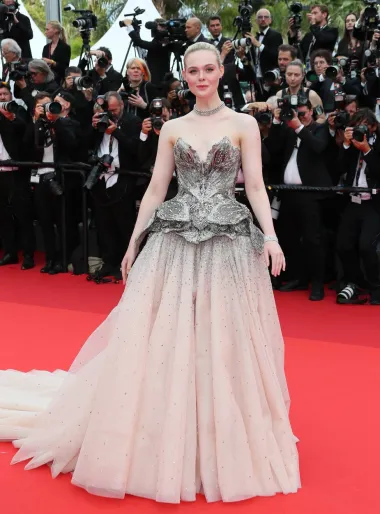 Glumica Elle Fanning pojavila se u bajkovitoj haljini s potpisom Alexandera McQueena, a cijeli look &apos;začinila&apos; je Cartier nakitom.