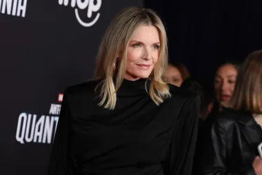 U 90-ima, holivudska ljepotica Michelle Pfeiffer bila je jedna od najcjenjenijih glumica svoje generacije. Prije nego je prešla na glumu, bavila se manekenstvom, a tijekom svoje glumačke karijere odigrala je brojne sjajne uloge među kojima je vjerojatno najpoznatija ona Žene mačke u kultnom drugom nastavku Batmana Tima Burtona. Glumica je proslavila svoj 66. rođendan, no i dalje se smatra jednom od najljepših žena na svijetu. 