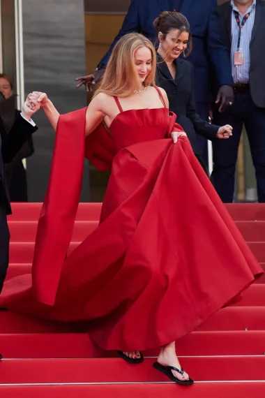 Jennifer je raskošnu haljinu spojila s plastičnim crnim japankama i postala viralni hit. Mnogi su ostali začuđeni izborom obuće. No, nakon što je imala nekoliko nezgoda s haljinama na crvenim tepisima, Jennifer očito prije svega želi biti sigurna da neće pasti. 