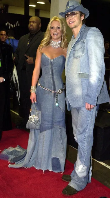 Možda najikoničnija fotka celebrity parova, ali i matching outfita, je ova fotka s dodjele nagrada American Music Awards iz 2001. godine, na kojoj poziraju Britney Spears i Justin Timberlake. Par, koji je počeo hodati 1999., a razišao se 2002., ušao je u povijest s ovim outfitom u kojem su bili odjeveni u traper od glave do pete.