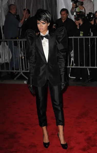 Iako smo danas navikli na raskošne i ekstravagantne outfite na Met Gali, ona je 2009. godine bila nešto jednostavnija, a pravi primjer za to je ovaj Rihannin look. Pjevačica je odabrala odijelo s pufastim rukavima s potpisom Dolce &amp; Gabbane, a imala je i bijelu košulju, crnu leptir mašnu, crne rukavice i crne cipele na petu.
