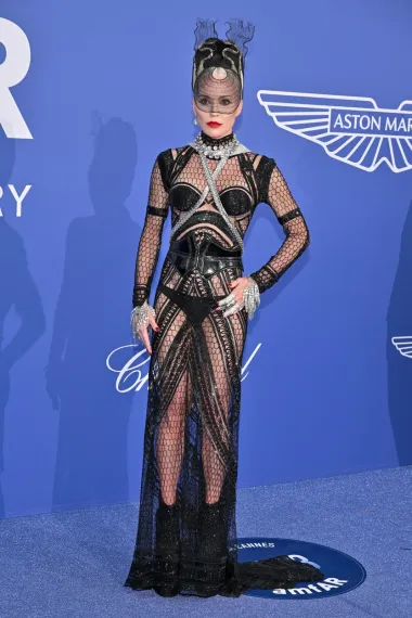 Dizajnerica Daphne Guinness izbabrala je look koji je podsjećao na spoj &apos;crne udovice&apos; i Domine. Modne kritičare i nije baš oduševila. 