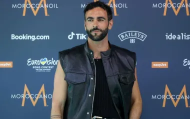 Tko je gledao ovogodišnji Eurosong, taj je sigurno zapamtio ovog zgodnog pjevača po imenu Marco Mengoni. Sa svojom je pjesmom završio na visokom četvrtom mjestu, a ovaj zgodni 34-godišnjak Talijanima je dobro poznat još od 2009. godine, kada je odnio pobjedu u trećoj sezoni talijanskog talent showa &apos;X Factor&apos;. Marco je u Italiji prava zvijezda i za njim već godinama uzdišu žene diljem svijeta. 