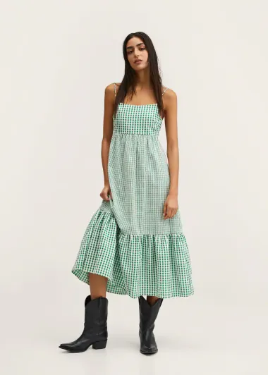 Karirana haljina s volanom. Trendi model koji će začiniti svaki ljetni look.
