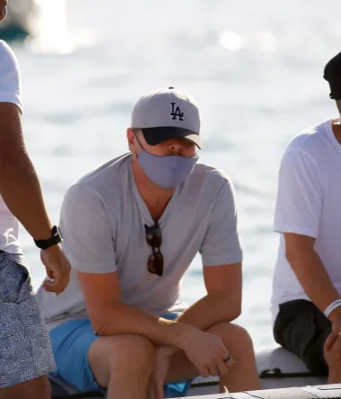 Iako gotovo nitko više ne nosi masku, čini se da Leo kada god se želi sakriti od paparazza koristi masku i šiltericu