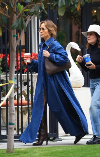 Jennifer Lopez izgledala kao da ide na modnu pistu, a ne u šoping