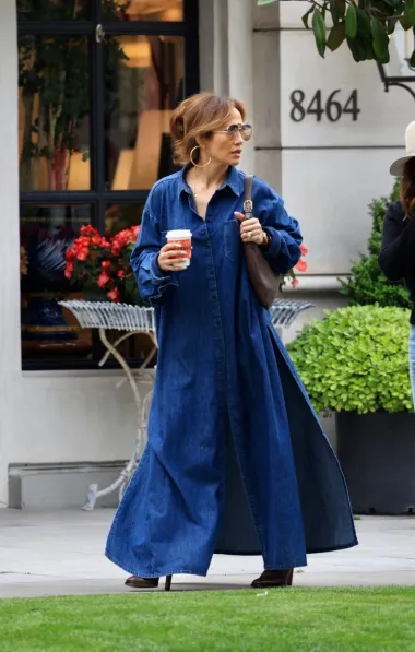 Jennifer Lopez izgledala kao da ide na modnu pistu, a ne u šoping