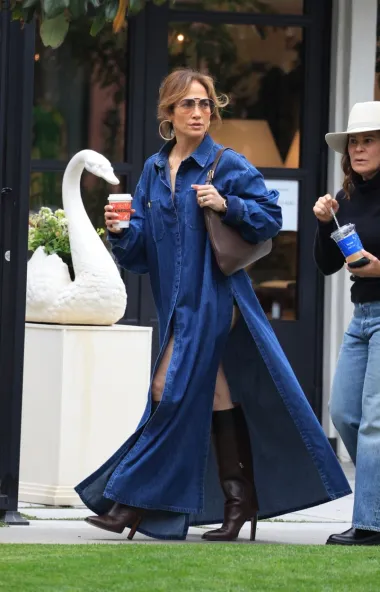 Jennifer Lopez izgledala kao da ide na modnu pistu, a ne u šoping