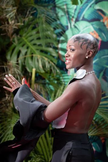 Lupita Nyong’o nosila je crno odijelo ispod kojeg je imala samo umjetničko djelo pakinstanskog umjetnika. 