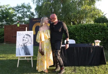 Danijela Martinović blistala u društvu dečka na promociji svoje knjige