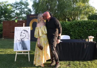 Danijela Martinović blistala u društvu dečka na promociji svoje knjige