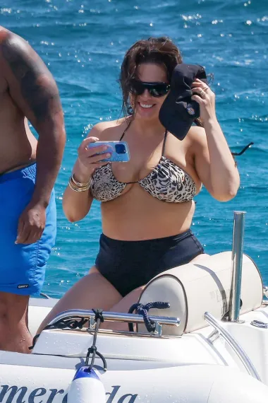 Najpoznatija plus size manekenka sa suprugom i društvom ljetuje u Saint Tropezu. Paparazzi su ih snimili na luksuznoj jahti. 
