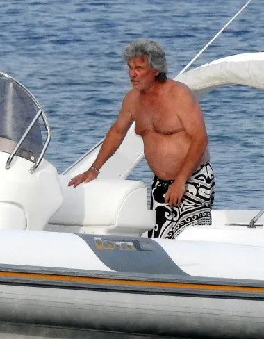 Kurt i Goldie također uživaju na jahti, a brodić ih je dovezao do lokalne plaže. 