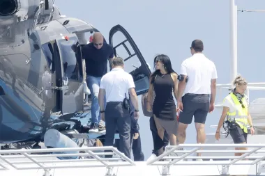 Miljarder i njegova zaručnica stigli su privatnim helikopterom u Portofino. 