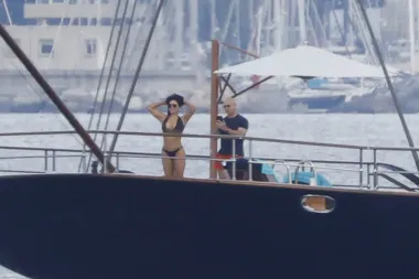 Lauren se ubrzo skinula u bikini, a Jeff je bio zadužen za fotografiranje na luksuznoj jahti. 