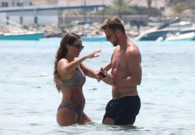 Zaljubljeni kao prvog dana: Ivan Rakitić uživa sa suprugom na plaži