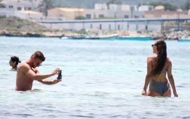 Zaljubljeni kao prvog dana: Ivan Rakitić uživa sa suprugom na plaži