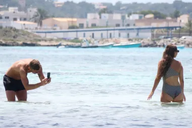 Zaljubljeni kao prvog dana: Ivan Rakitić uživa sa suprugom na plaži