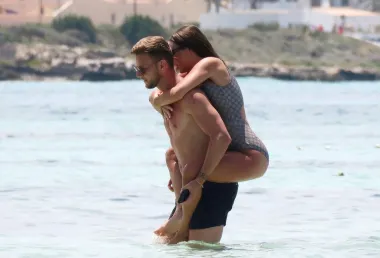 Zaljubljeni kao prvog dana: Ivan Rakitić uživa sa suprugom na plaži